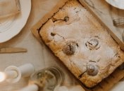 Грушевый пирог с финиками