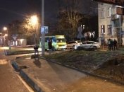 Во Львове 12 спасателей доставали девушку, попавшую под колеса автобуса