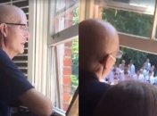 400 студентов собрались, чтобы спеть учителю борющемуся с раком (Видео)