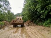 На Прикарпатье случился оползень: транспортное сообщение заблокировано
