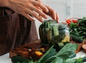 Не спешите отправлять все в мусорное ведро: что делать с огурцами, банка с которыми взорвалась