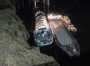 В Запорожье на Днепре сухогруз получил пробоины и сел на мель