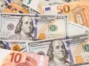 Перед выходными Нацбанк ослабил гривну: свежий курс валют 