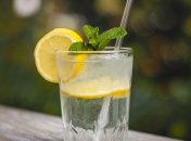 Лимонад прекрасно освежает в летнюю жару (изображение создано с помощью ИИ)