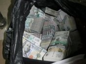 Пограничники изъяли сотни тысяч долларов, гривен и миллионы рублей (Видео)