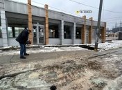 На асфальті утворилися помітні тріщини