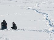 На Днепре спасли рыбака, который примерз ко льду