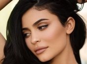 Кайли Дженнер снялась в роскошных нарядах для рекламы косметики