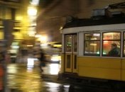 В Харькове трамвай сошел с рельсов и влетел в ворота дома