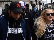 На костылях: Мадонна приняла участие в акции протеста против расизма в Лондоне (Фото, Видео)