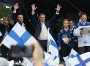 Финские ВВС сопроводили самолет с чемпионами мира по хоккею (Видео)