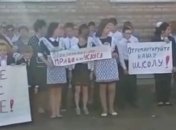 "Родителям - крупный штраф": в России первоклассника обвинили в участии в незаконном митинге (фото)