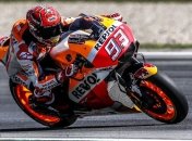 Марк Маркес выиграл поул-позицию в Брно в сражении с Росси и Педросой