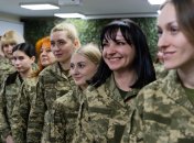 Счастливые получить комфортную женскую форму