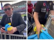 На финале Лиги чемпионов у болельщика отобрали флаг Украины