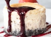 Евгений Клопотенко поделился рецептом праздничного чизкейка с клюквой (видео)