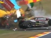 Автогонщик едва выжил в жуткой аварии, которая помогла ему победить (Видео)