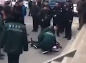 В Китае злоумышленник напал с ножом на людей возле школы и убил семь человек (видео)