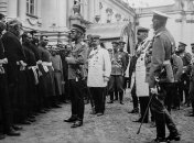 Император России Николай II и глава правительства Петр Столыпин встречают депутацию селян близ Киево-Печерской лавры, 12 сентября (по новому стилю) 1911 года