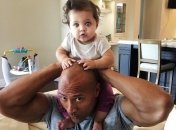 Как он ее любит: актер Дуэйн Джонсон души не чает в своей 9-месячной дочке