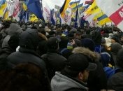 Колонна митингующих движется к Кабинету Министров Украины