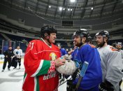 Александр Лукашенко подарил хоккеистам "Динамо" Минск сало