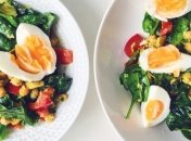 Рецепт дня: пасхальный салат с пророщенным нутом и яйцом