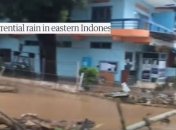 На Индонезию обрушилось мощное наводнение: власти насчитали 55 жертв, но люди продолжают гибнуть (видео)