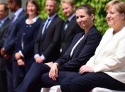 Меркель сидя на стуле слушала гимны ФРГ и Дании (Видео)