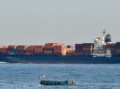 В крупном порту Европы контейнеровоз сел на мель