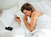 Людина уві сні може випадково зіштовхнути телефон