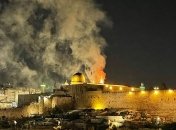 В Израиле после ракетного обстрела горит Храмовая гора: опубликованы фото и видео
