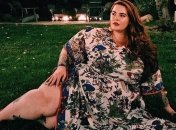 Самая "пышная" модель удивила очаровательной сменой имиджа 