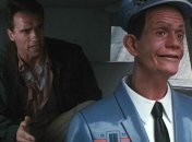 Waymo Driver не базікає за кермом, як людиноподібний водій Johnnycab у фільмі "Згадати все"