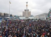 Люди собираются в Киеве на Майдане на Народное Вече