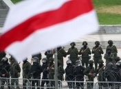 У бронежилеті і з автоматом в руках: Лукашенко потрапив на камеру біля Палацу незалежності в Мінську (Відео)