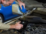 Заливает смазку