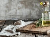 Разделочную доску надо регулярно очищать (изображение создано с помощью ИИ)