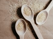 Кулинары советуют добавлять в воду для замачивания риса соль