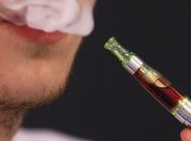 В США запретили курить в самолетах электронные сигареты