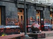 Беспорядки на Банковой: свастика на фасаде ОП появилась уже после завершения акции - наблюдатели