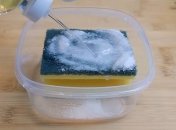 Посыпают солью кухонную губку от бактерий
