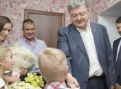 Порошенко приехал на новоселье к танкисту 