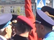 В Черкассах из-за красного флага произошла драка (Видео)