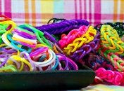 Сентябрьские идеи из резинок Rainbow Loom: широкий браслет и стильные колечки