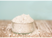 Простой способ, как сделать  искусственный снег своими руками