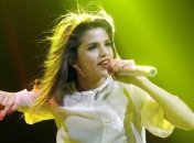 Селена Гомес прогулялась в необычном виде по Парижу