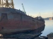 Танкер Delfi наконец-то эвакуировали в порт