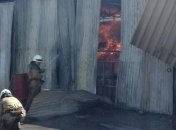 В Днипре загорелся склад с гофрокартонным сырьем