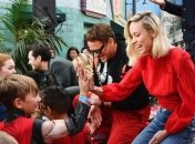 Две блондинки в красном: Скарлетт Йохансон и Бри Ларсон в Диснейленде